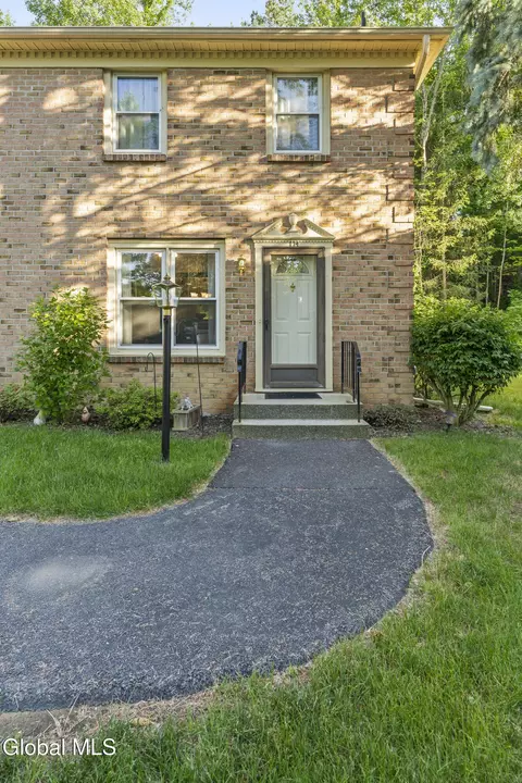 174 Williamsburg Ct, Albany, NY 12203