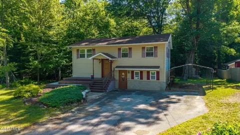 11 Greybirch Trl, Milton, NY 12020