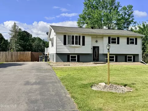 186 Middletown Rd, Waterford, NY 12188