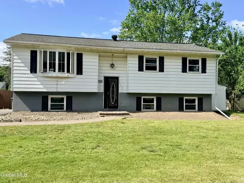 186 Middletown Rd, Waterford, NY 12188