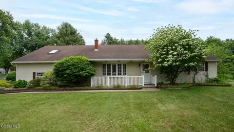 559 Bloomingrove Dr, Rensselaer, NY 12144