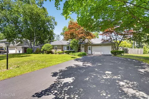 10 Willo Ln, Loudonville, NY 12211