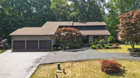 34 Oaktree Ln, Niskayuna, NY 12309