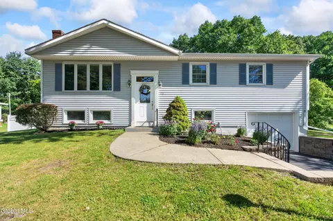 35 Comely Ln, Latham, NY 12110