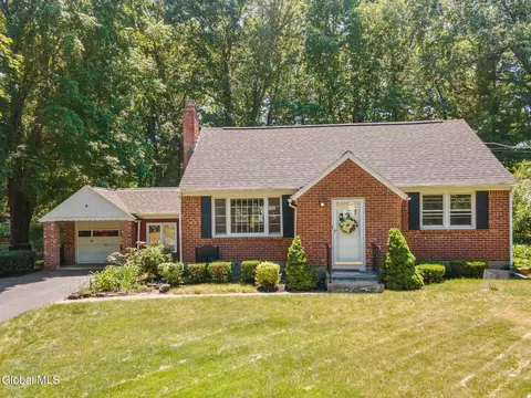8 Oak Dr, Albany, NY 12203