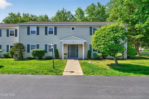 102 Cedarview Ln, Watervliet, NY 12189