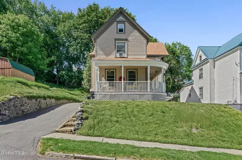 32 5th St, Gloversville, NY 12078