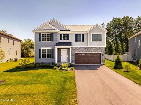 27 Wheatfield Way, Mechanicville, NY 12118
