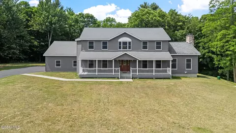 28 Victorian Dr, Poestenkill, NY 12140