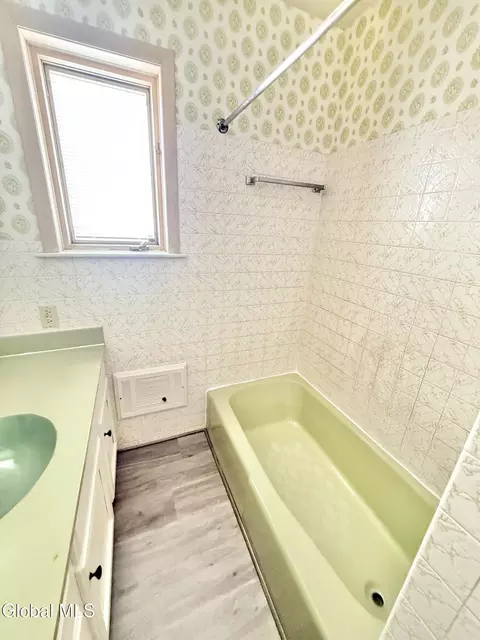 Bath - 772 Eastern Ave, Schenectady, NY 12308 photo 5 of 5