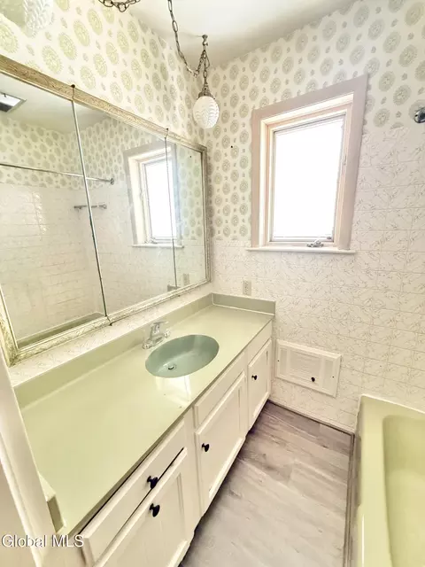 Bath - 772 Eastern Ave, Schenectady, NY 12308 photo 4 of 5