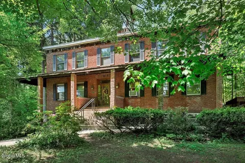 962 Main St, Clifton Park, NY 12065