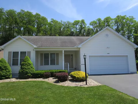 1000 Kingswood Ct, Schenectady, NY 12303