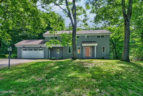 876 Heather Ln, Niskayuna, NY 12309