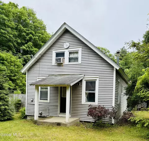 408 W Mountain Rd, Queensbury, NY 12804
