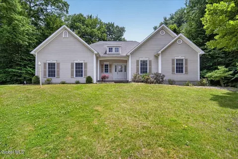 4 Dorothy Ln, Glenville, NY 12302