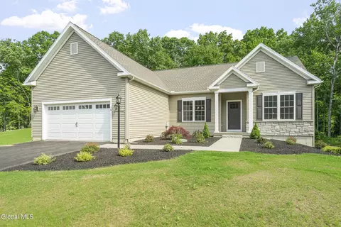 16 Mackenna Ct, Ballston Lake, NY 12019