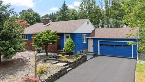 15 Southern Dr, Latham, NY 12110