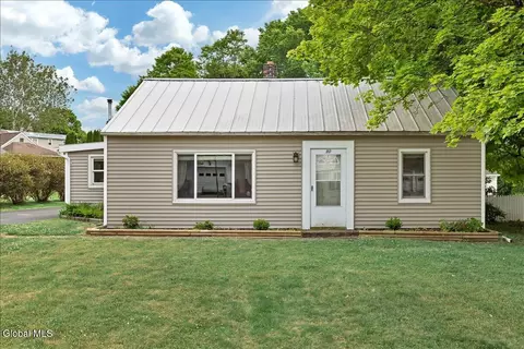 10 Westbrook Dr, Nassau, NY 12123