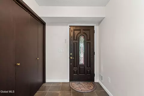 Entry Way - 4 Oxford Rd, Slingerlands, NY 12159 photo 2 of 3