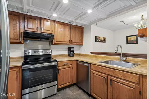 Kitchen - 4 Oxford Rd, Slingerlands, NY 12159 photo 2 of 4