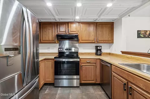 Kitchen - 4 Oxford Rd, Slingerlands, NY 12159 photo 1 of 4