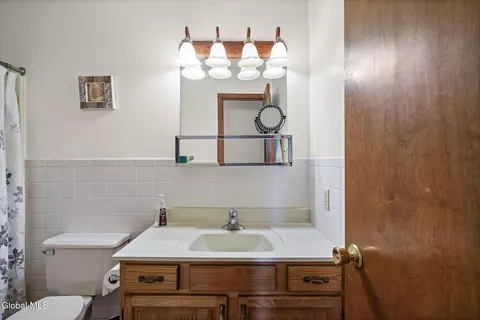 Bath - 4 Oxford Rd, Slingerlands, NY 12159 photo 4 of 4
