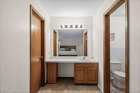 Bath - 4 Oxford Rd, Slingerlands, NY 12159 photo 2 of 4