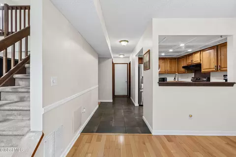 Entry Way - 4 Oxford Rd, Slingerlands, NY 12159 photo 1 of 3