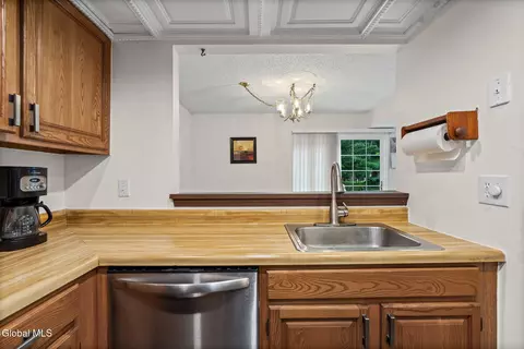 Kitchen - 4 Oxford Rd, Slingerlands, NY 12159 photo 4 of 4
