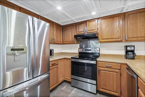 Kitchen - 4 Oxford Rd, Slingerlands, NY 12159 photo 3 of 4