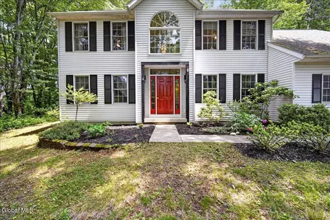 7 Brookview Ct, Halfmoon, NY 12065