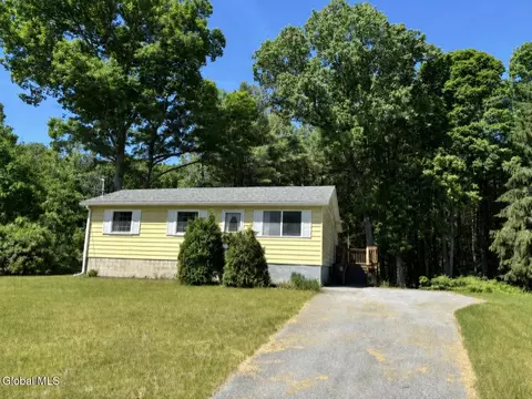 41 Red Oak Ln, Ballston Spa, NY 12020