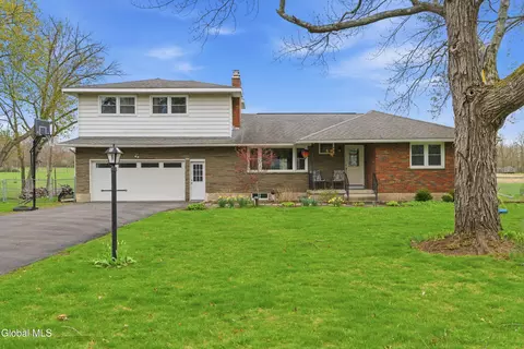 107 Ashdown Rd, Ballston Lake, NY 12019