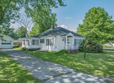 42 Spring St, Cambridge, NY 12816