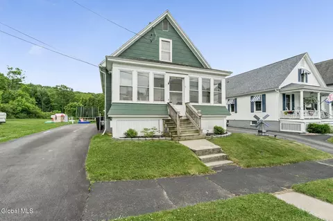 11 Young Ave, Amsterdam, NY 12010