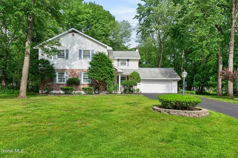 888 Meadow Ln, Niskayuna, NY 12309