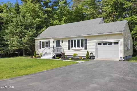 31 Arbutus Dr, Queensbury, NY 12804