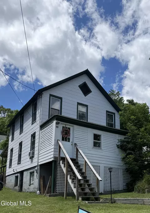 88 Saunders St, Whitehall, NY 12887