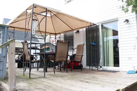 Exterior - 417 Eleanor St, Schenectady, NY 12306 photo 6 of 9