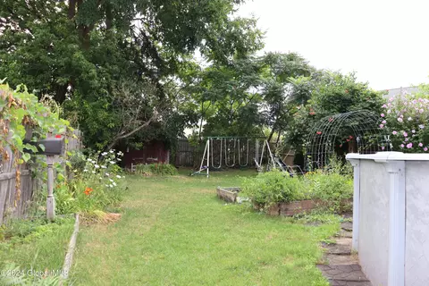 Exterior - 417 Eleanor St, Schenectady, NY 12306 photo 7 of 9