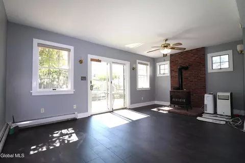 Living - 417 Eleanor St, Schenectady, NY 12306 photo 5 of 9