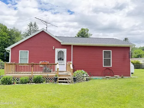 76 Spring St, Cambridge, NY 12816