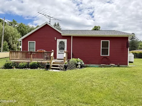76 Spring St, Cambridge, NY 12816