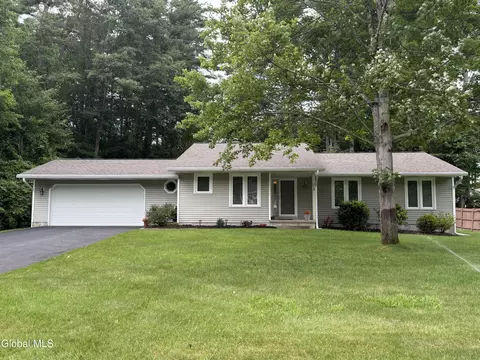 3 Snowberry Dr, Gansevoort, NY 12831