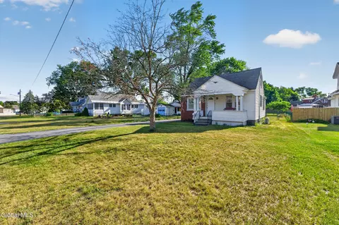 77 Oakdale Ave, Schenectady, NY 12306