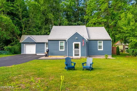 129 Heckeler Dr, Glenville, NY 12302