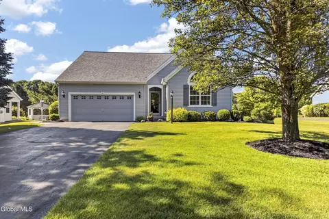 6 Danbury Ct, Clifton Park, NY 12065
