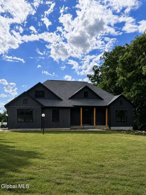 5 Oliver Ct, Ballston Lake, NY 12019