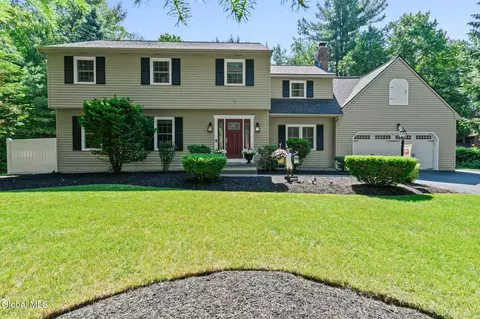 6 Greenfield Ct, Clifton Park, NY 12065